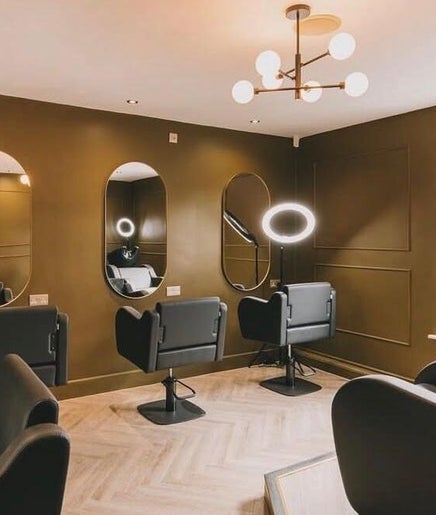 Halani Hair (situated upstairs in STACEY J BEAUTY) obrázek 2