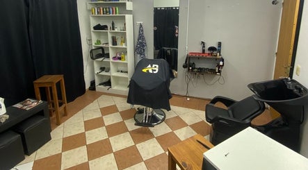 Interior moderno de Barber Studio L.N, Rosario, Santa Fe, AR con sillas y espejo.