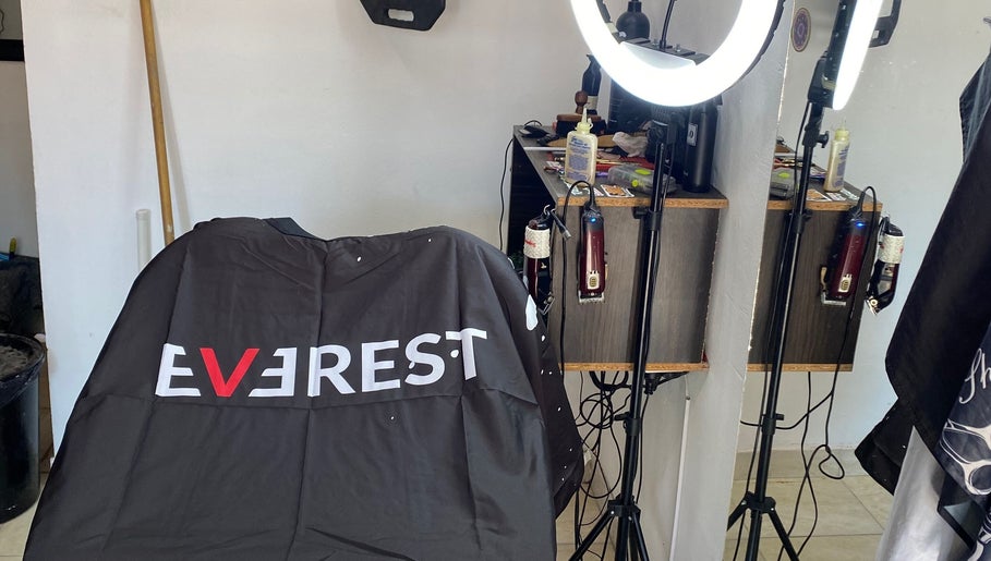 Interior de Barber Studio L.N en Rosario, Santa Fe, AR, mostrando silla de corte y herramientas profesionales.