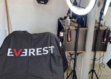 Interior de Barber Studio L.N en Rosario, Santa Fe, AR, mostrando silla de corte y herramientas profesionales.