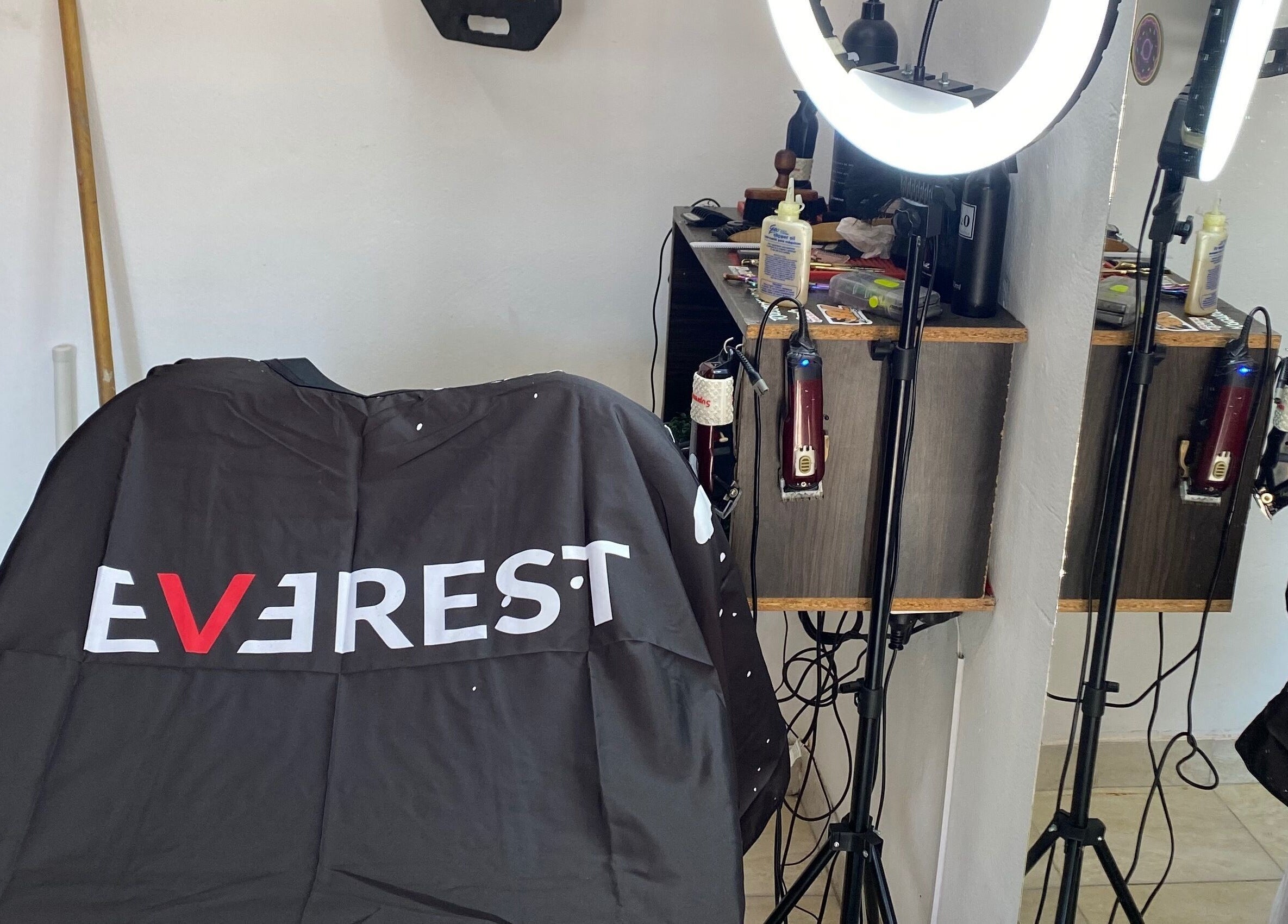 Interior de Barber Studio L.N en Rosario, Santa Fe, AR, mostrando silla de corte y herramientas profesionales.