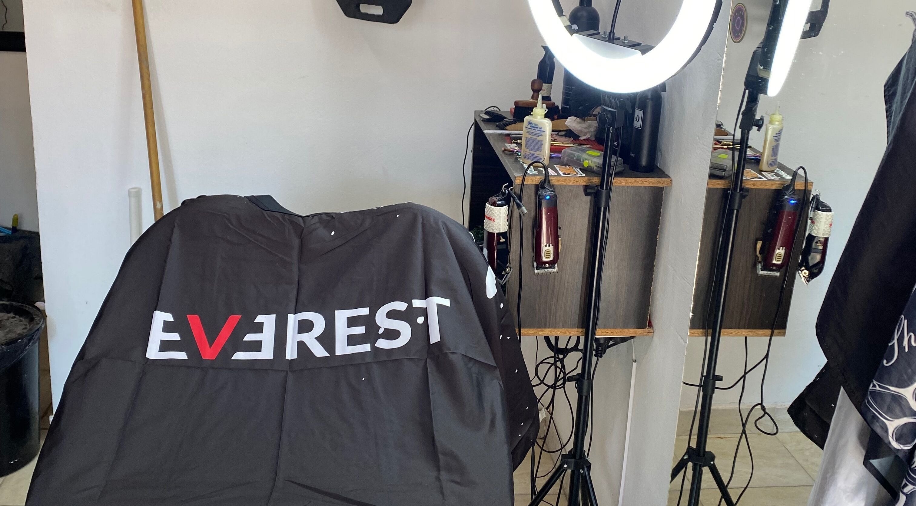 Interior de Barber Studio L.N en Rosario, Santa Fe, AR, mostrando silla de corte y herramientas profesionales.