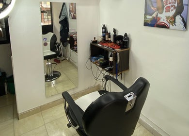 Interior de Barber Studio L.N en Rosario, Santa Fe, AR, mostrando silla y espejo modernos.