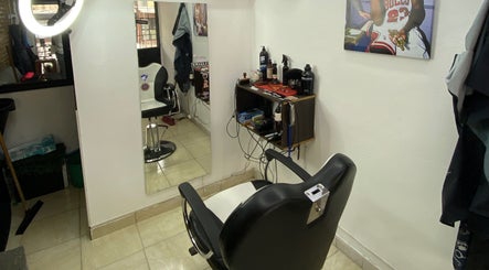 Interior de Barber Studio L.N en Rosario, Santa Fe, AR, mostrando silla y espejo modernos.