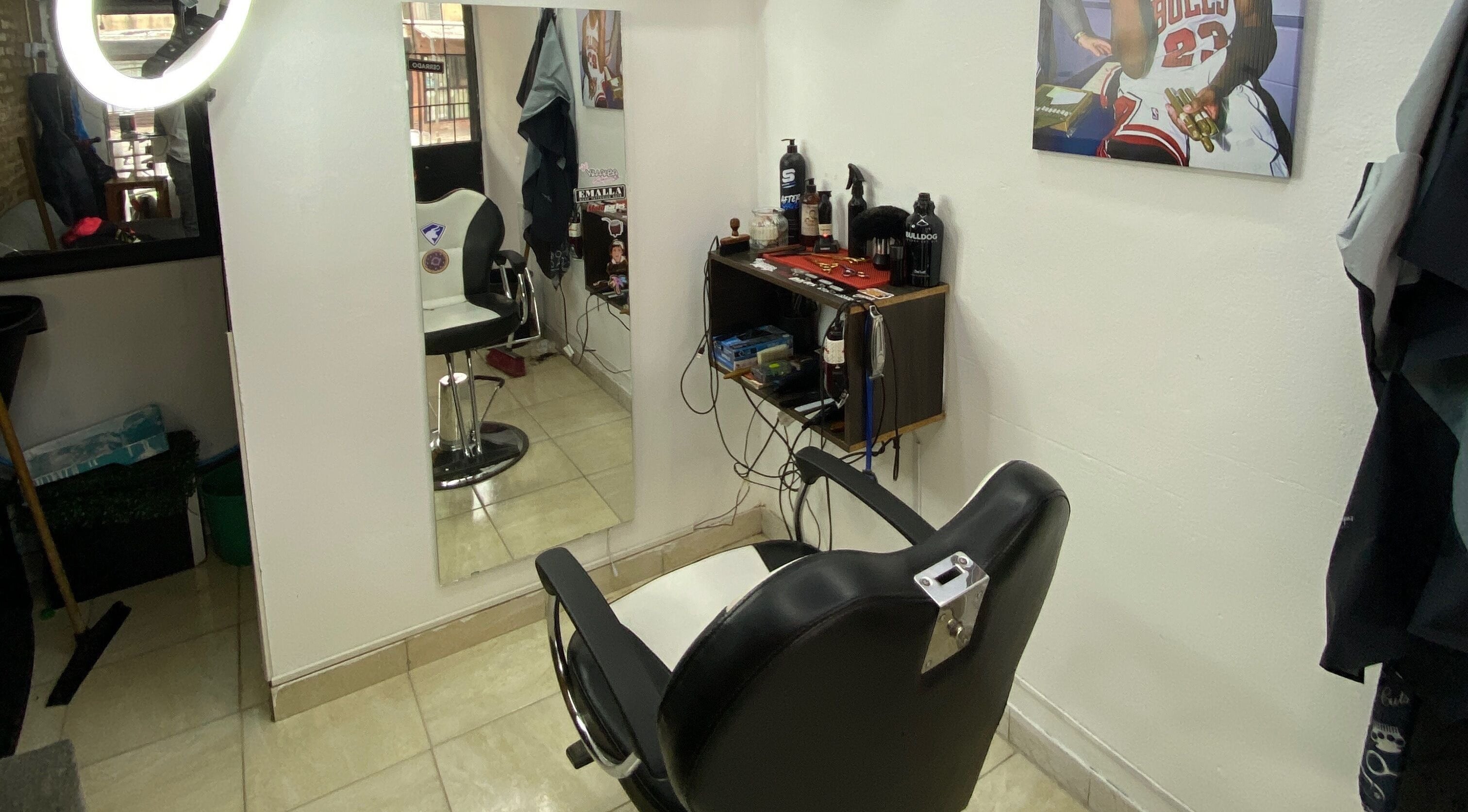 Interior de Barber Studio L.N en Rosario, Santa Fe, AR, mostrando silla y espejo modernos.
