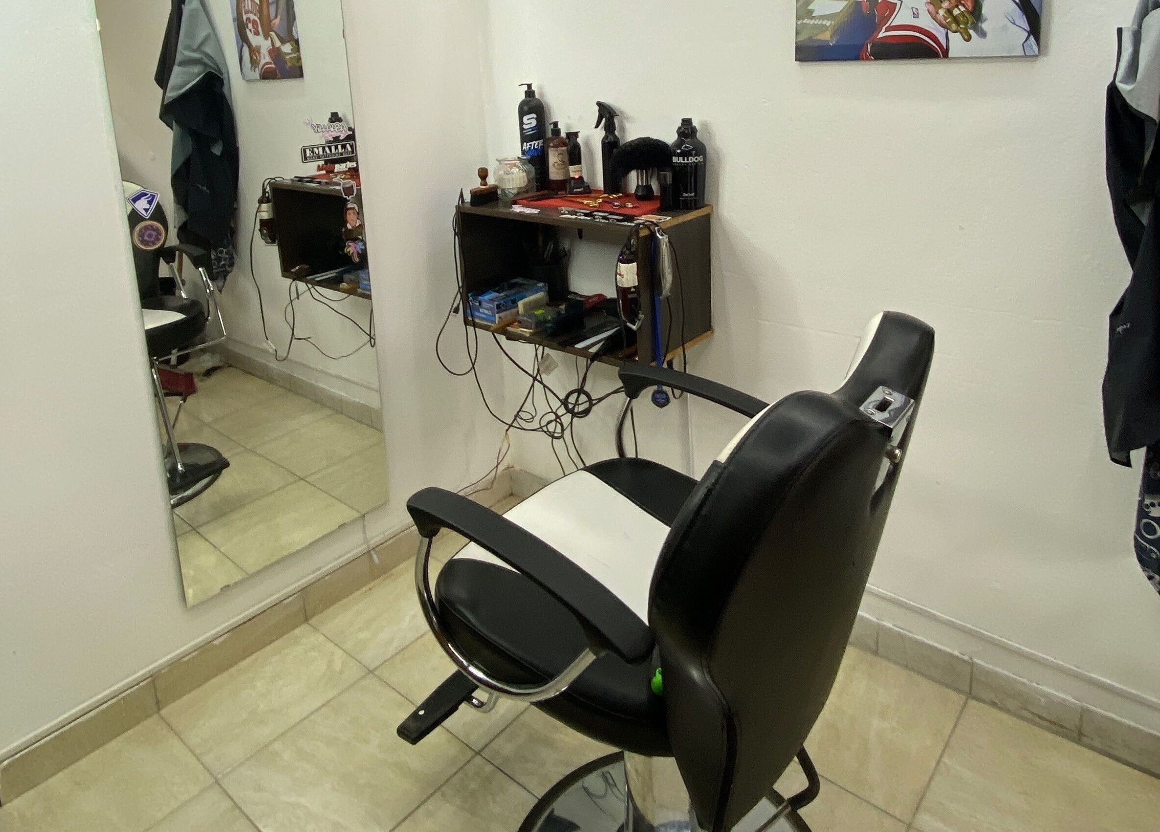 Silla de barbero en Barber Studio L.N con espejo grande en Rosario, Santa Fe, AR.