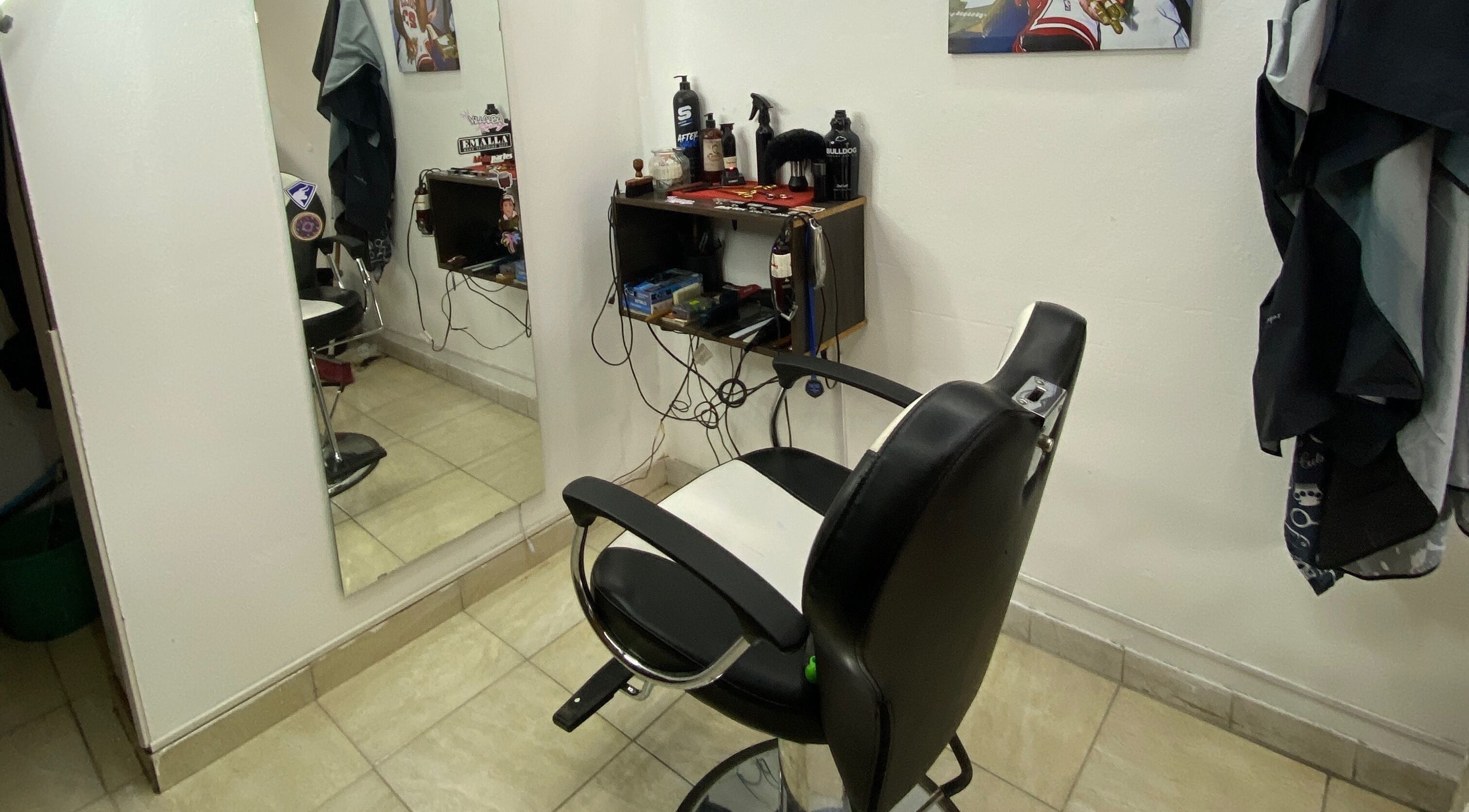 Silla de barbero en Barber Studio L.N con espejo grande en Rosario, Santa Fe, AR.