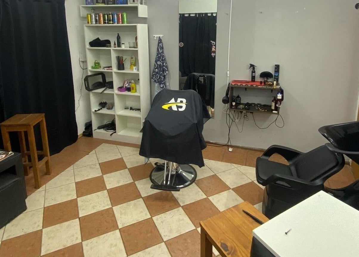 Interior del Barber Studio L.N en Rosario, Santa Fe, AR. Ambiente acogedor con silla de peluquería y área de espera.