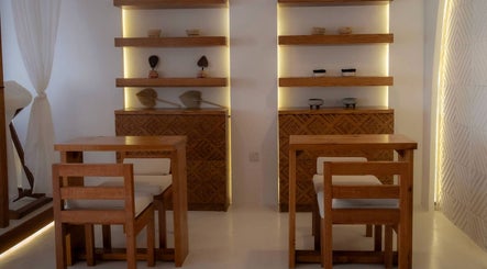Elegant wooden decor at Bokla Salon & Spa, Al Khobar, Eastern Province, SA, showcasing a calming ambiance.