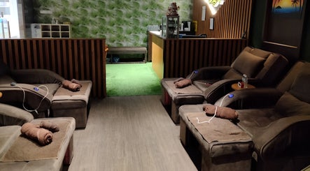 Relaxing seating area at SPA ANYTIME AROMA, Kuala Lumpur, Wilayah Persekutuan Kuala Lumpur, MY, featuring plush chairs.