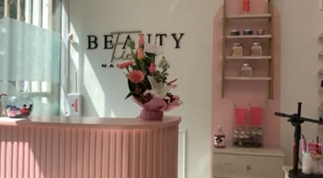 Recepción elegante en Fiori Beauty Nails, San Miguel, Provincia De Lima, PE, con flores frescas decorativas.