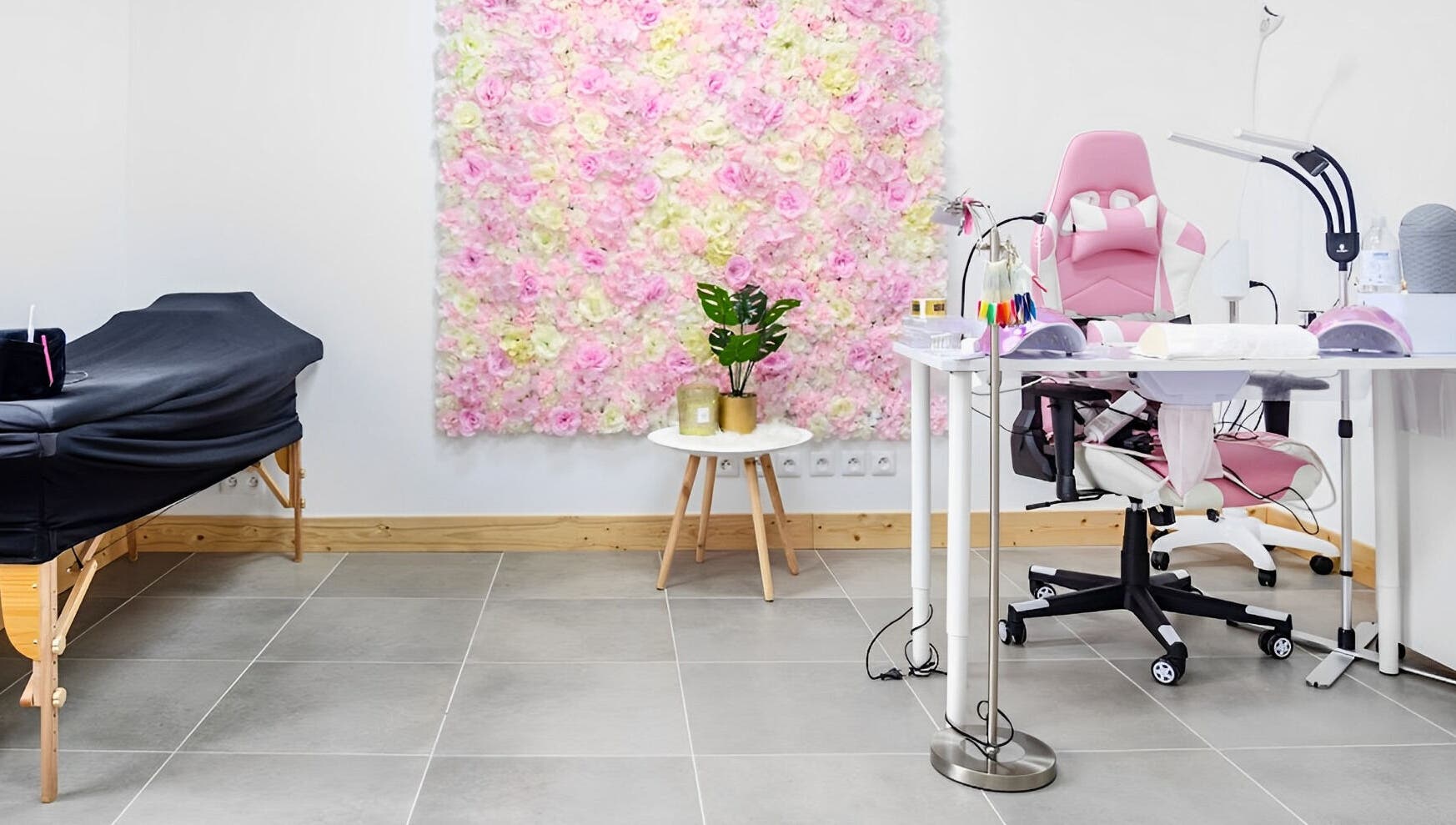 Intérieur élégant de L’onglerie de Këssy B Dream à Saint-victoret, Provence-alpes-côte D'azur avec un mur floral.