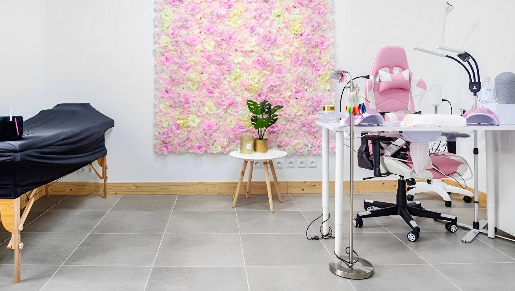 Intérieur élégant de L’onglerie de Këssy B Dream à Saint-victoret, Provence-alpes-côte D'azur avec un mur floral.