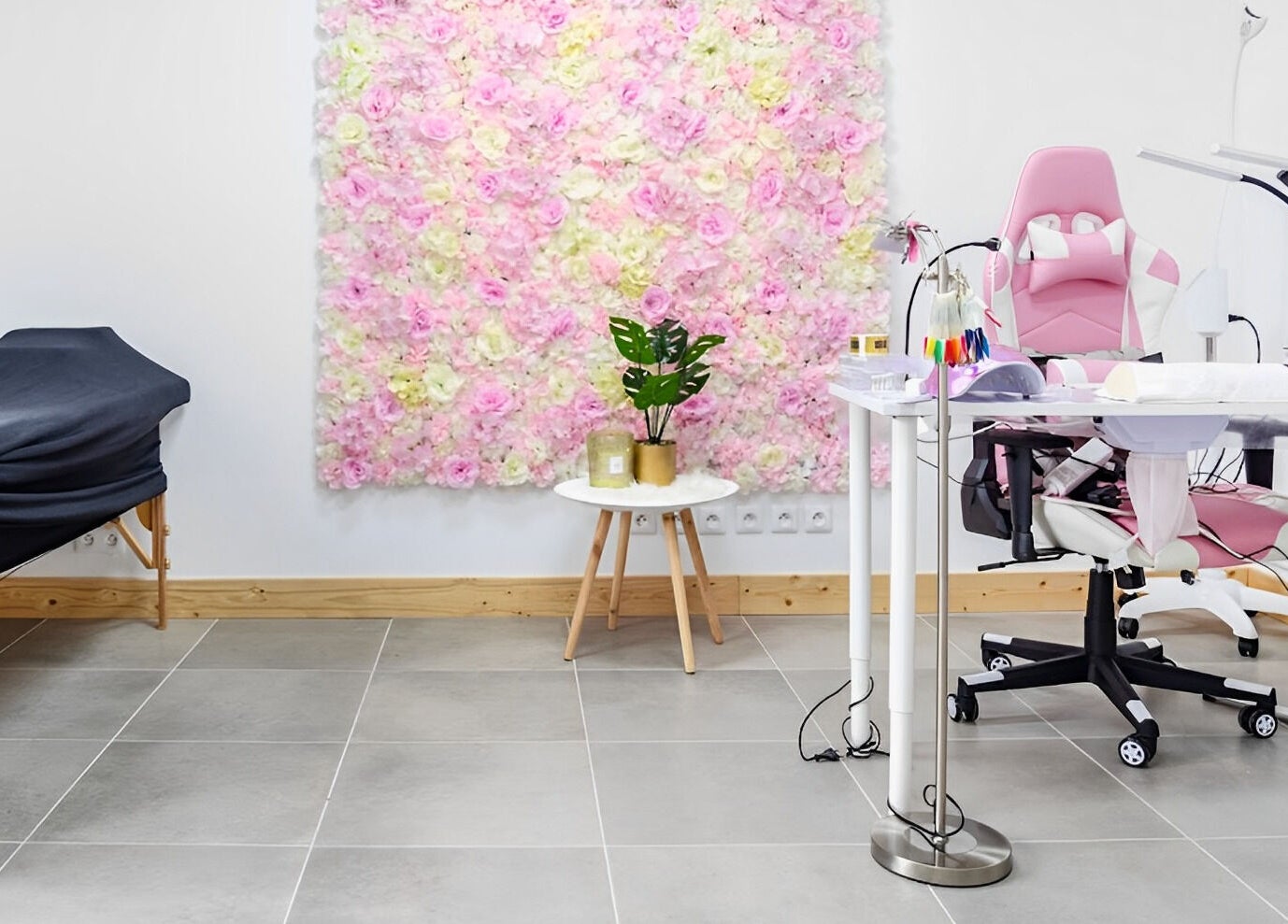 Intérieur élégant de L’onglerie de Këssy B Dream à Saint-victoret, Provence-alpes-côte D'azur avec un mur floral.