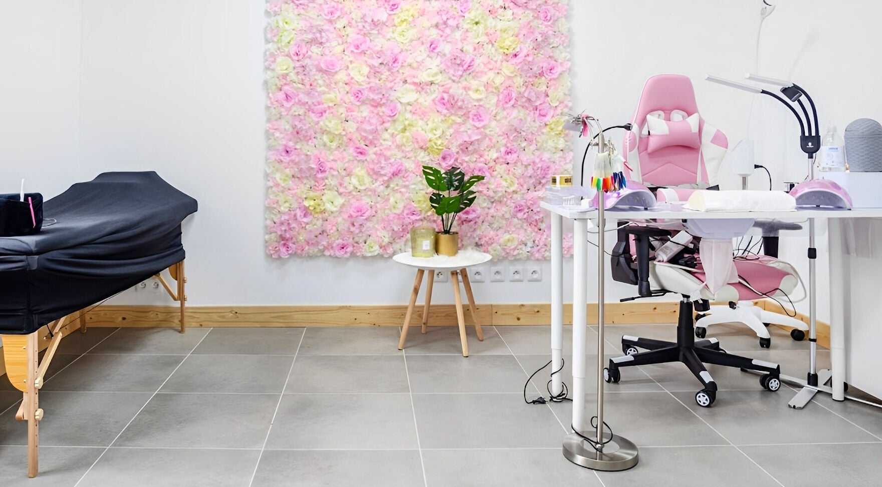 Intérieur élégant de L’onglerie de Këssy B Dream à Saint-victoret, Provence-alpes-côte D'azur avec un mur floral.