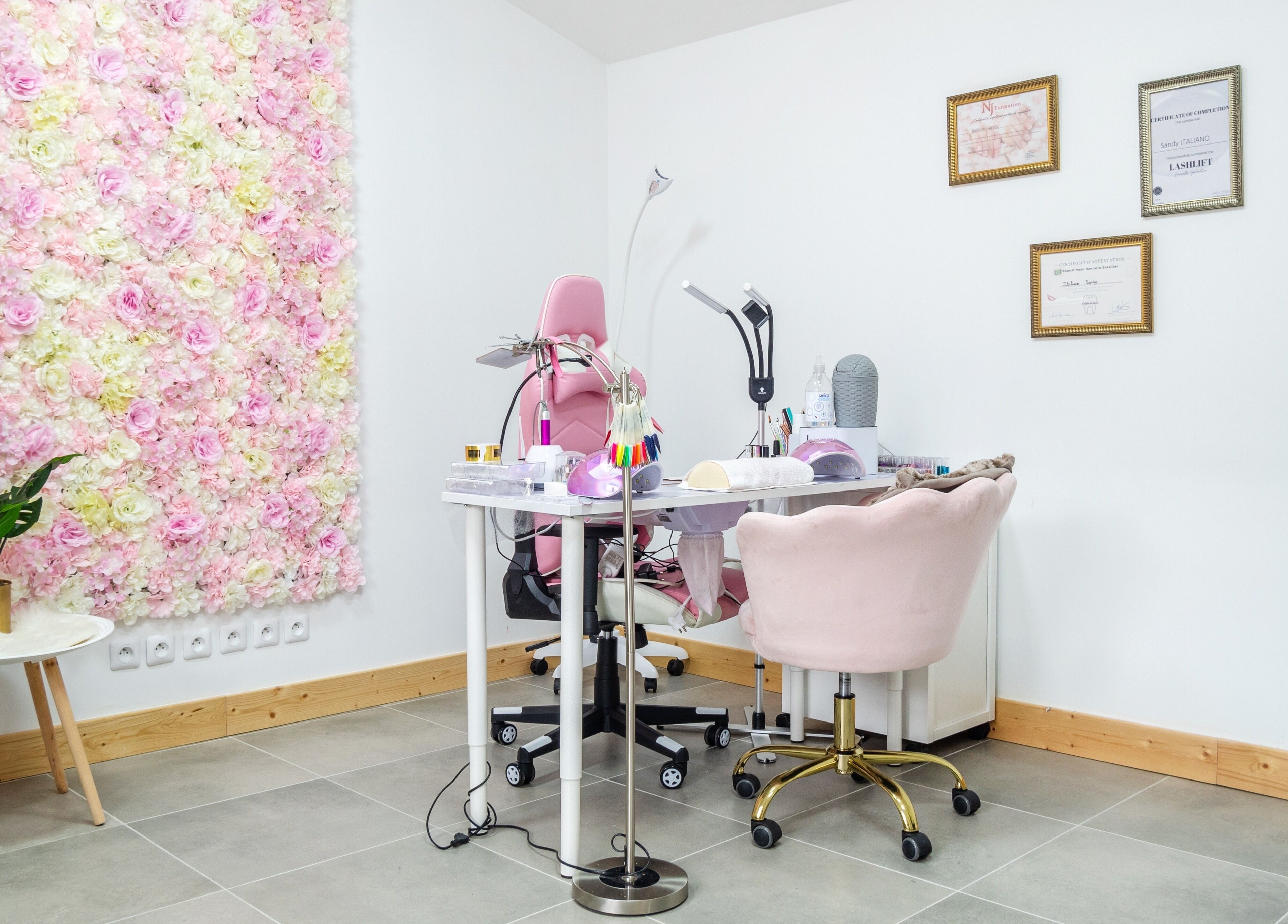 Station de manucure élégante à L’onglerie de Këssy B Dream, Saint-Victoret, Provence-Alpes-Côte d'Azur, FR.