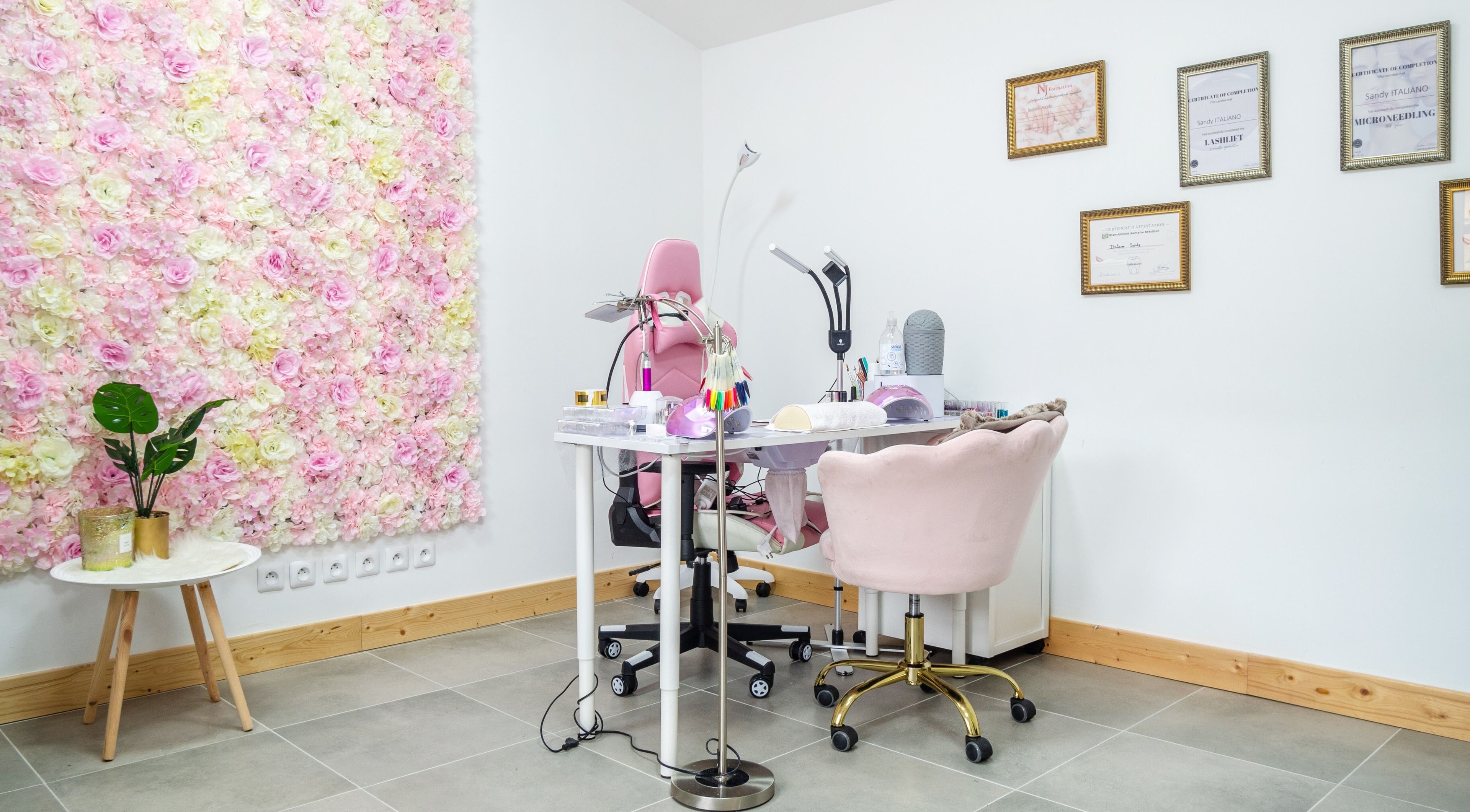 Station de manucure élégante à L’onglerie de Këssy B Dream, Saint-Victoret, Provence-Alpes-Côte d'Azur, FR.