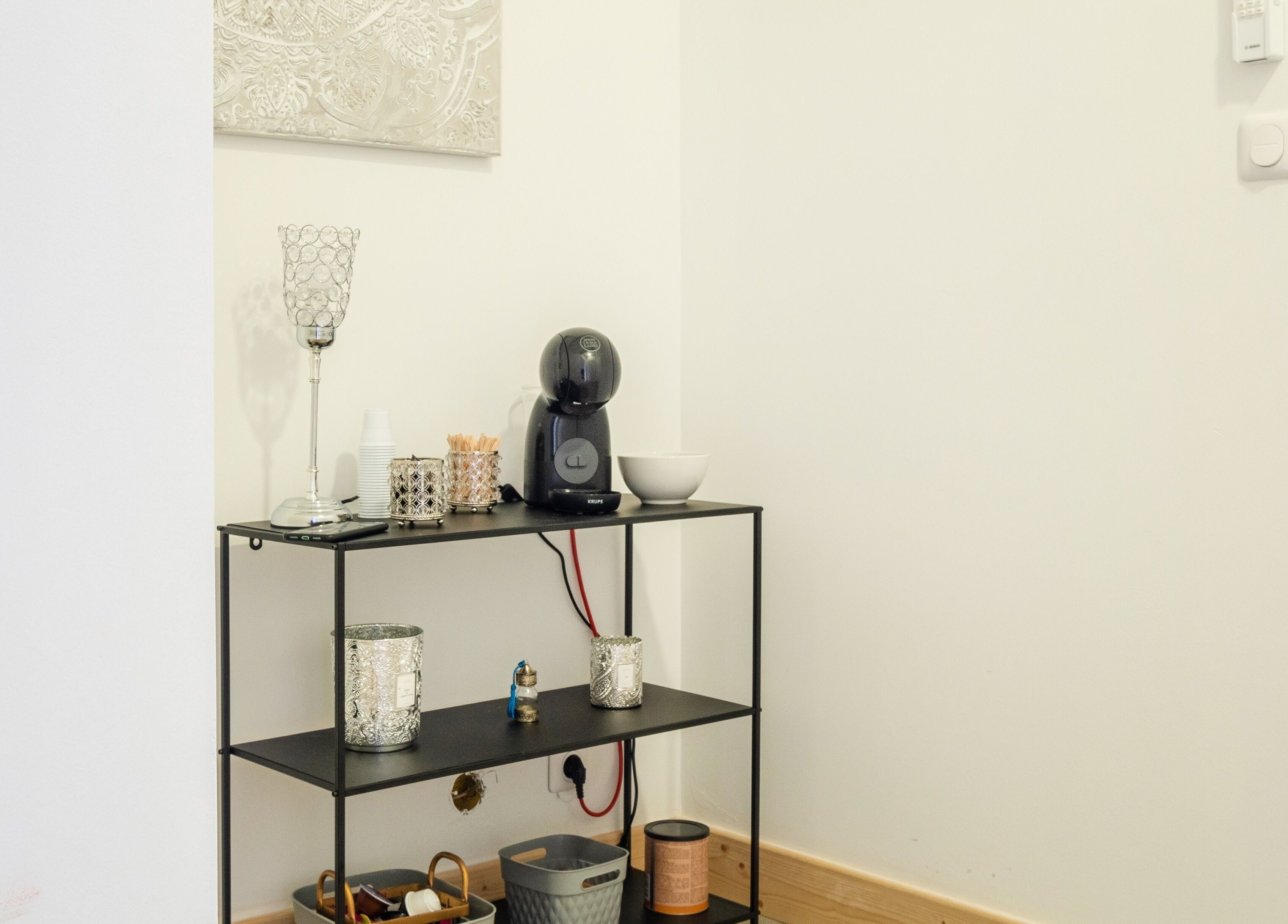 Coin détente avec cafetière à L’onglerie de Këssy B Dream, Saint-victoret, Provence-alpes-côte D'azur, FR.