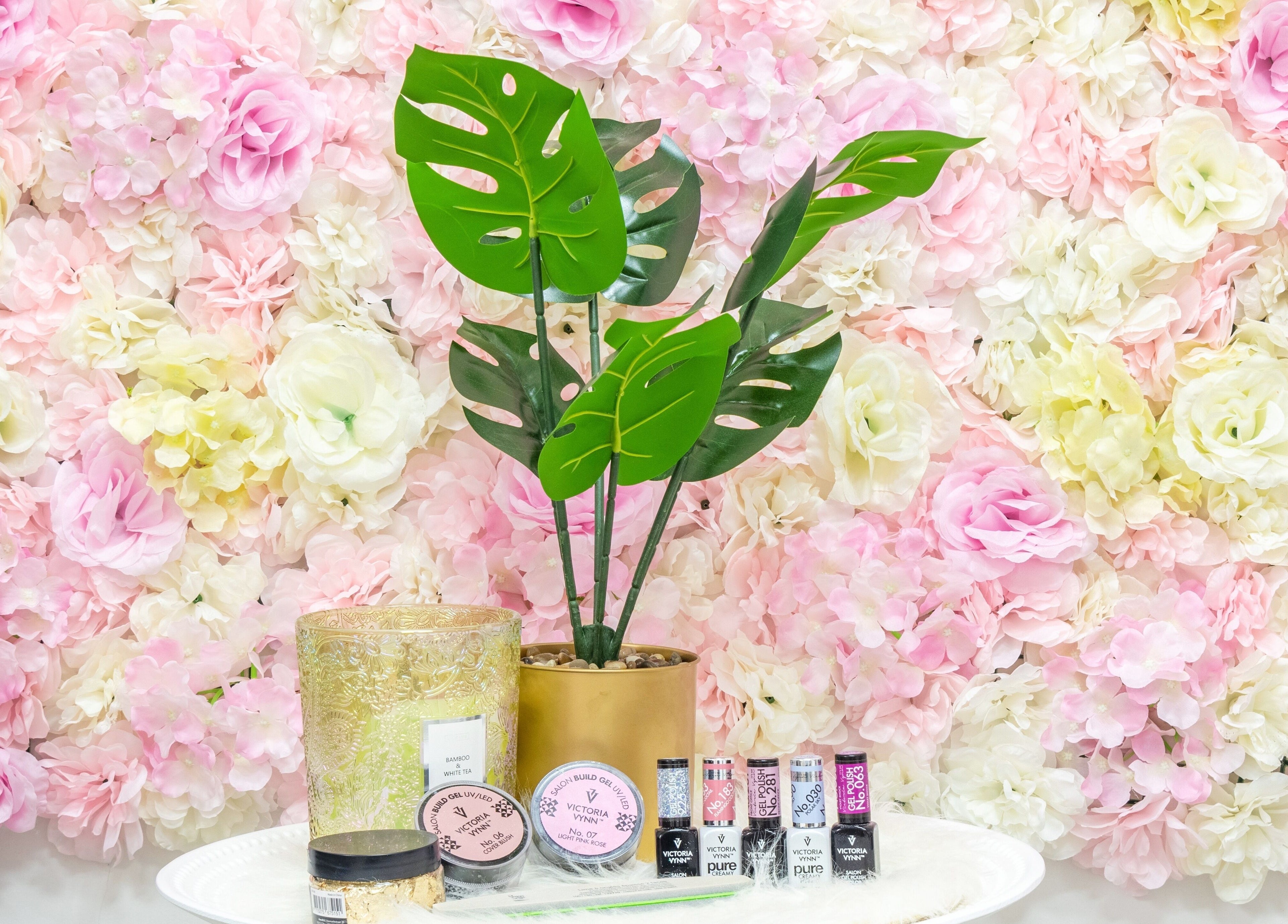 Mur floral et produits de beauté à L’onglerie de Këssy B Dream, Saint-victoret, Provence-alpes-côte D'azur, FR.