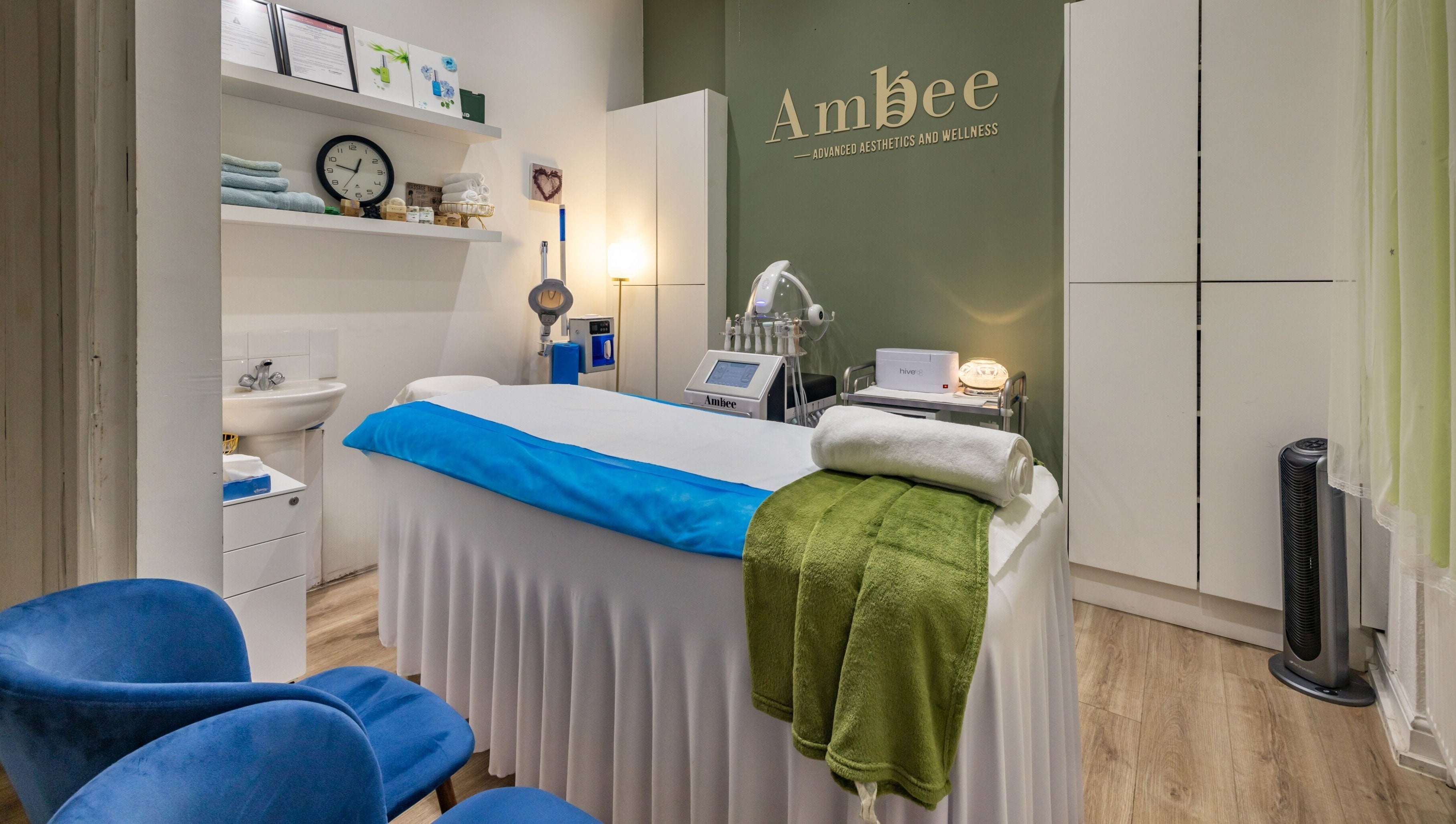 Relaxing treatment room at Fulham - Ambee Advanced Aesthetics & Wellness in London, England, GB.