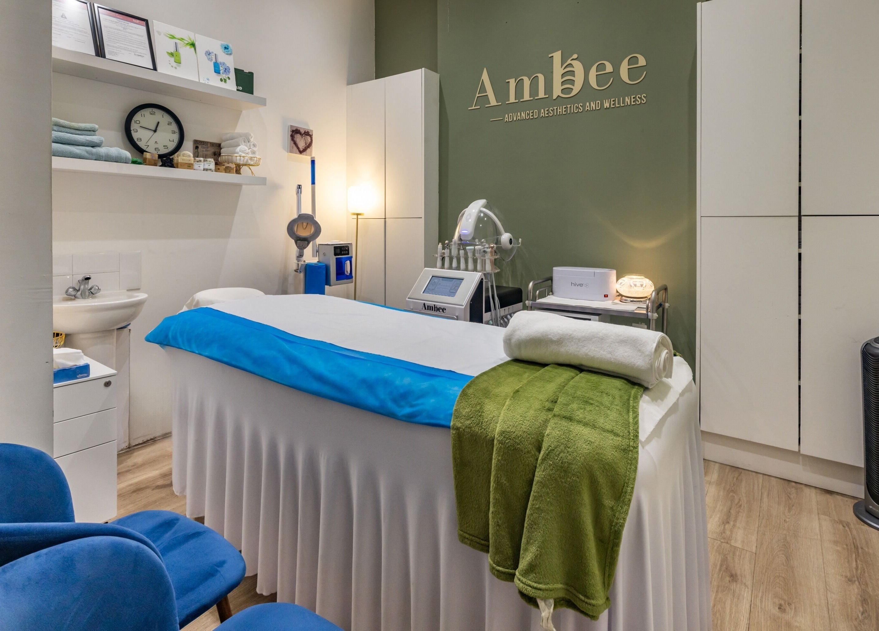 Relaxing treatment room at Fulham - Ambee Advanced Aesthetics & Wellness in London, England, GB.