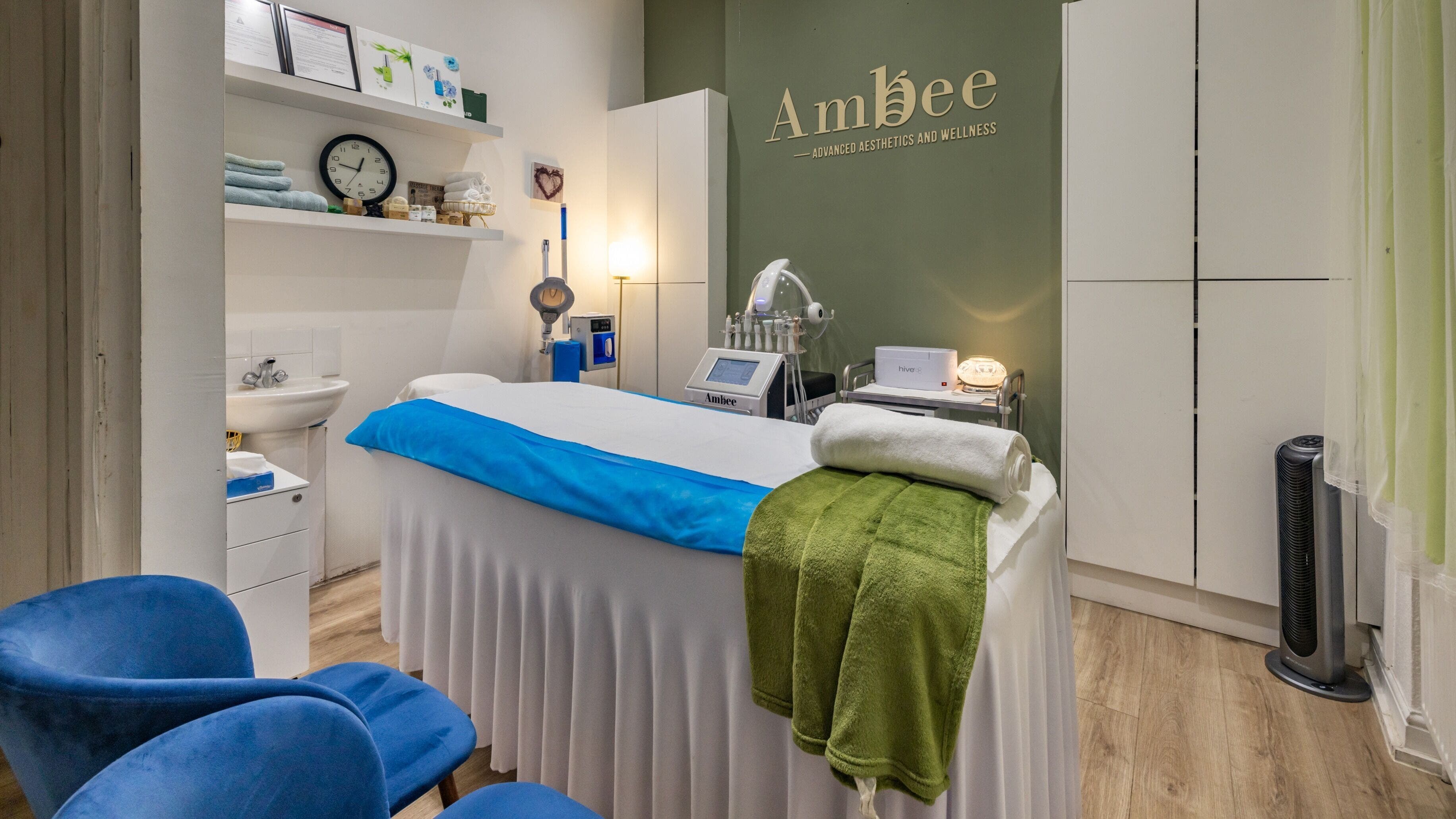 Relaxing treatment room at Fulham - Ambee Advanced Aesthetics & Wellness in London, England, GB.