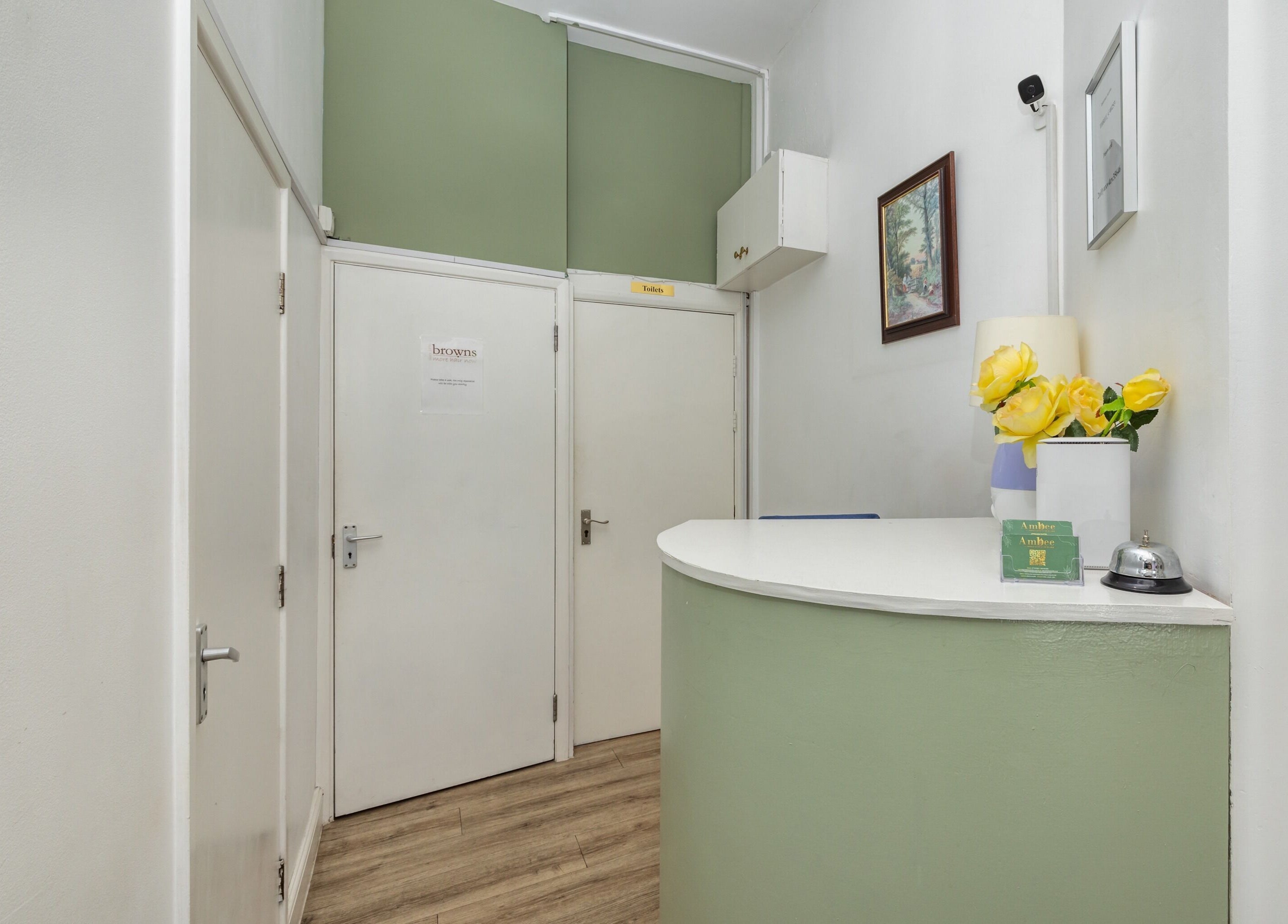 Reception area at Fulham - Ambee Advanced Aesthetics & Wellness, London, England, GB featuring a cozy desk and decor.