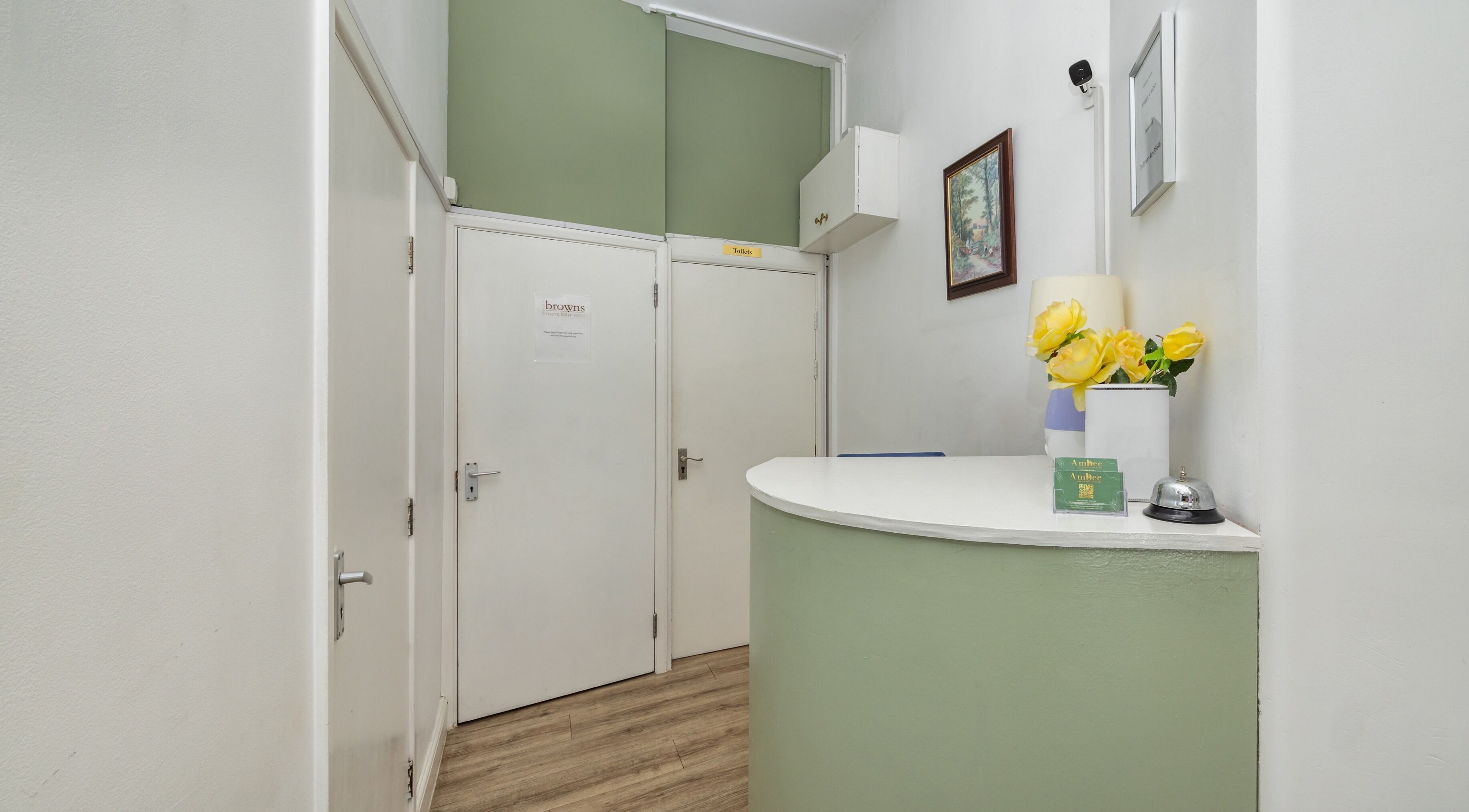 Reception area at Fulham - Ambee Advanced Aesthetics & Wellness, London, England, GB featuring a cozy desk and decor.