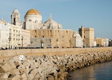 Impresionante vista costera cerca de La Barbería 11002 en Cádiz, Andalucía, ES, con arquitectura histórica.