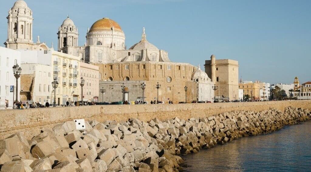 Impresionante vista costera cerca de La Barbería 11002 en Cádiz, Andalucía, ES, con arquitectura histórica.