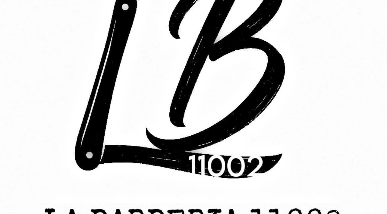 Logotipo de La Barbería 11002 en Cádiz, Andalucía, ES, destacando un diseño elegante de navaja.