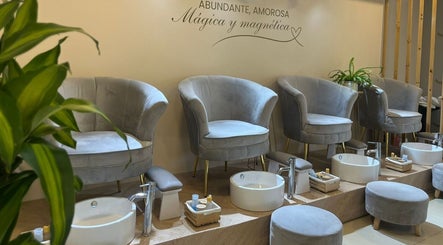 Área de pedicura en ESSENCIAL SPA DE UÑAS Y ESTETICA FACIAL, Cali, Valle Del Cauca, CO con sillas grises elegantes.