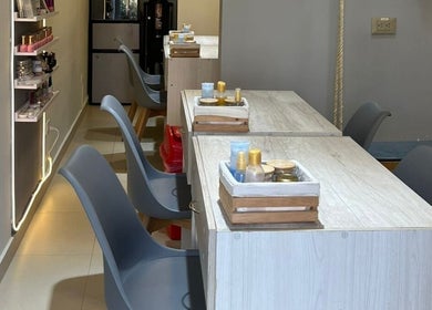 Zona de manicura en ESSENCIAL SPA DE UÑAS Y ESTETICA FACIAL, Cali, Valle Del Cauca, CO. Espacio moderno y acogedor.