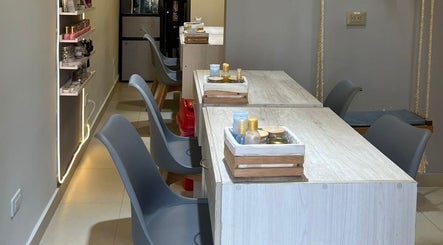 Zona de manicura en ESSENCIAL SPA DE UÑAS Y ESTETICA FACIAL, Cali, Valle Del Cauca, CO. Espacio moderno y acogedor.