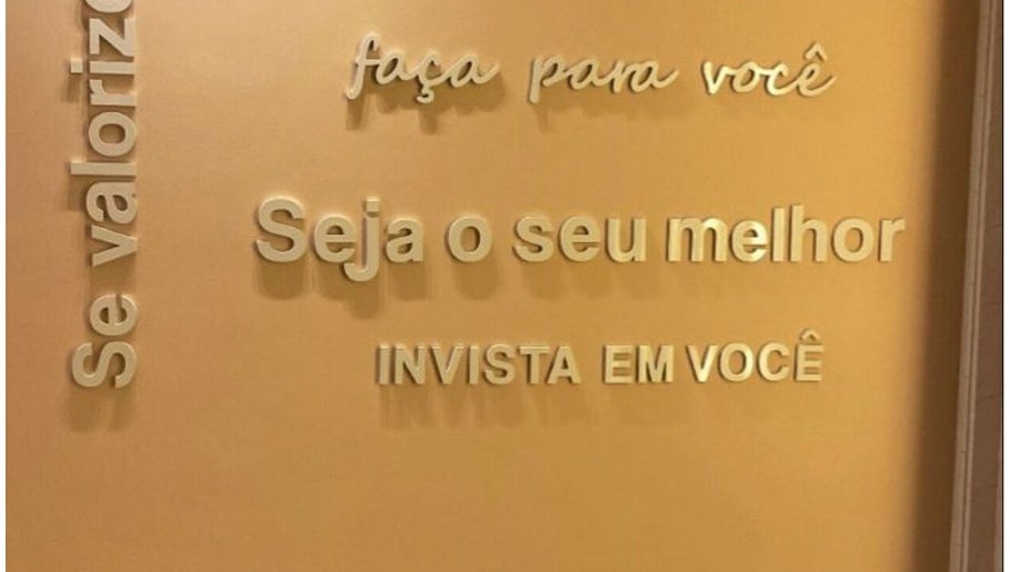 Citação motivacional na parede do Harmony Spa em Goose Creek, South Carolina, US.
