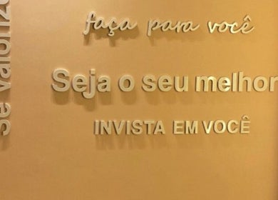 Citação motivacional na parede do Harmony Spa em Goose Creek, South Carolina, US.