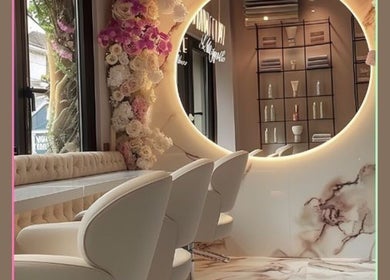 Elegante salão da Harmony Spa em Goose Creek, Carolina do Sul, com decoração moderna e flores exuberantes.
