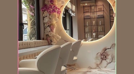 Elegante salão da Harmony Spa em Goose Creek, Carolina do Sul, com decoração moderna e flores exuberantes.