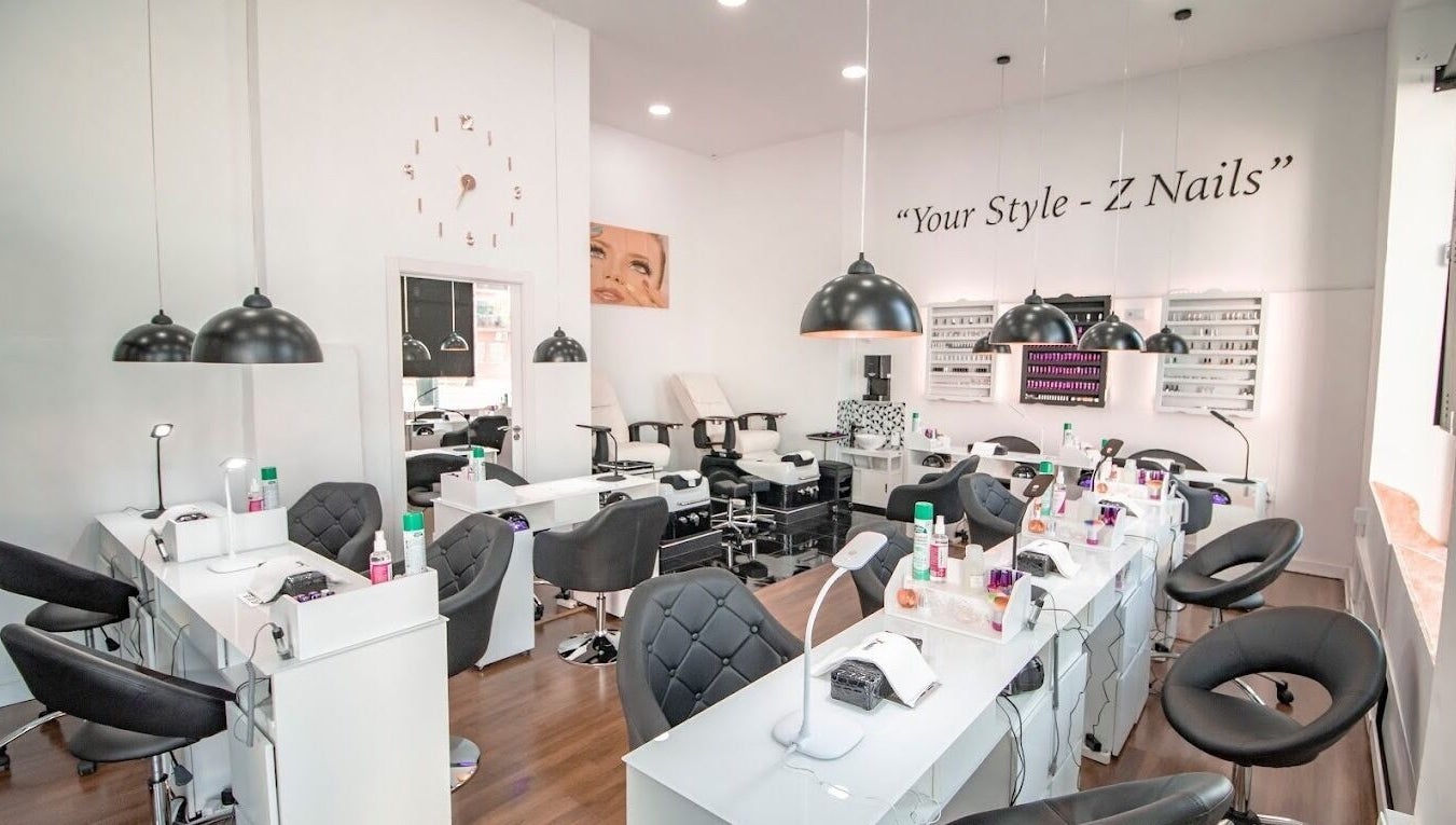 Elegante salón de ZNails en Jerez De La Frontera, Andalucía, ES, con modernas estaciones de manicura.