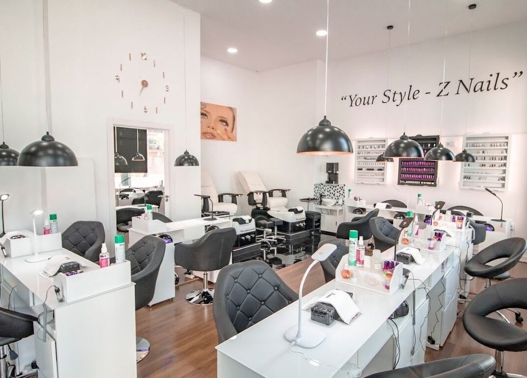 Elegante salón de ZNails en Jerez De La Frontera, Andalucía, ES, con modernas estaciones de manicura.