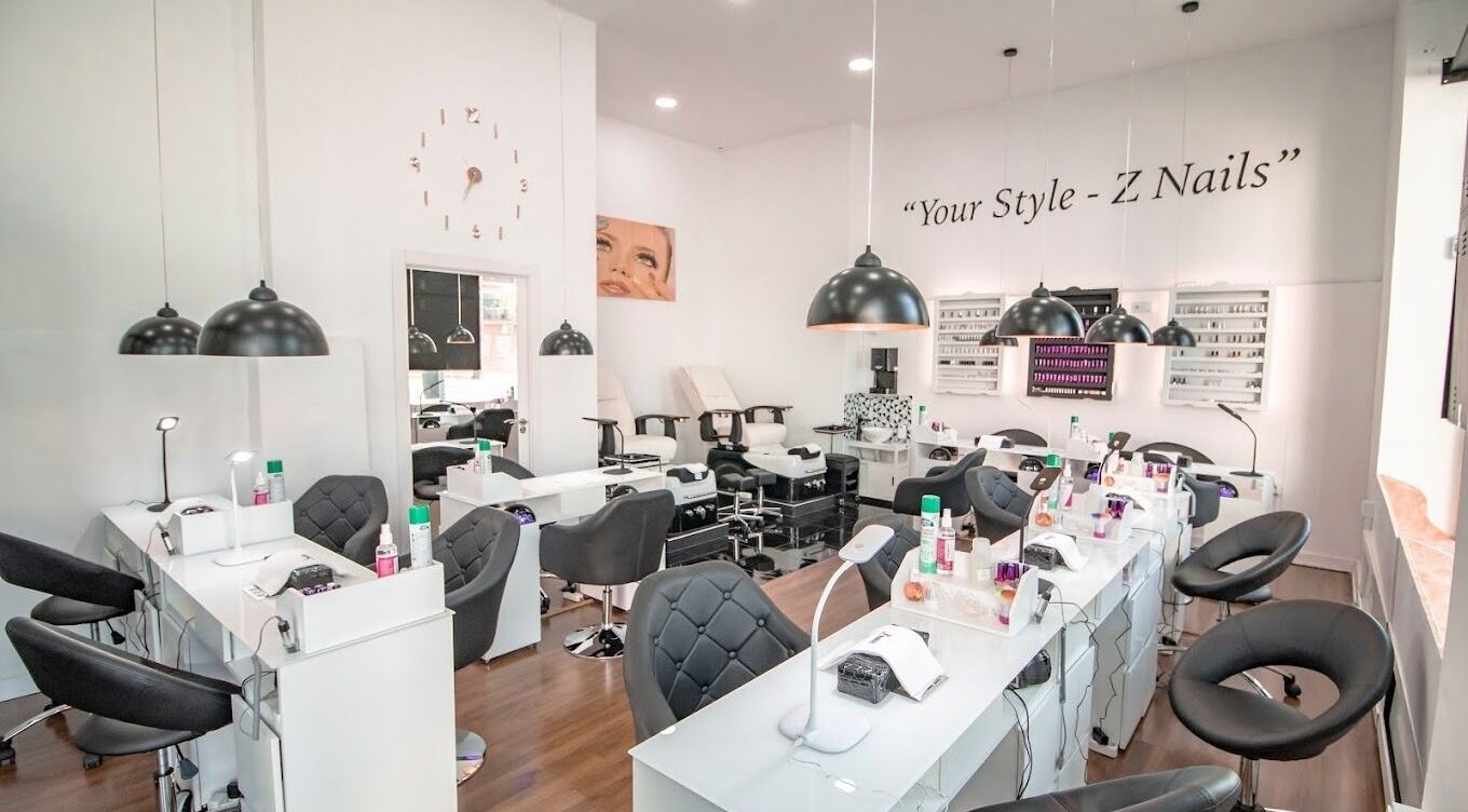Elegante salón de ZNails en Jerez De La Frontera, Andalucía, ES, con modernas estaciones de manicura.