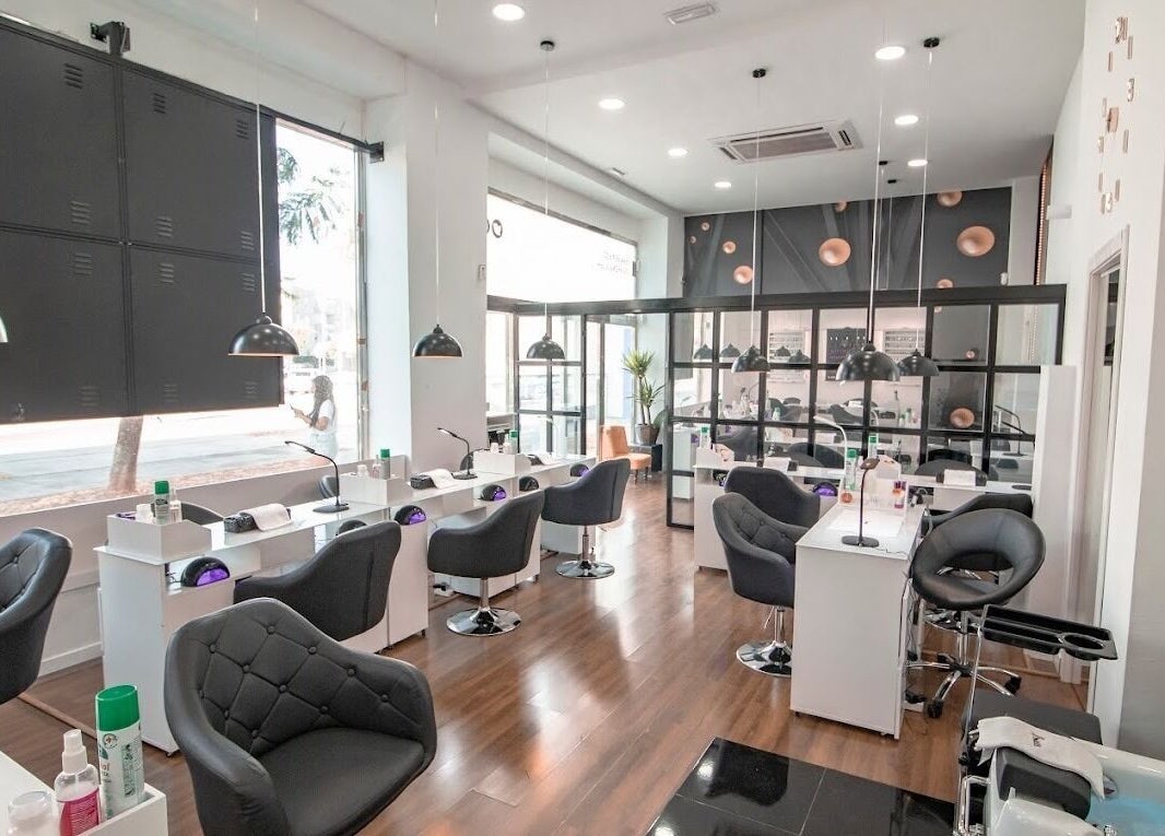 Interior moderno de ZNails en Jerez De La Frontera, Andalucía. Decoración elegante con asientos confortables.