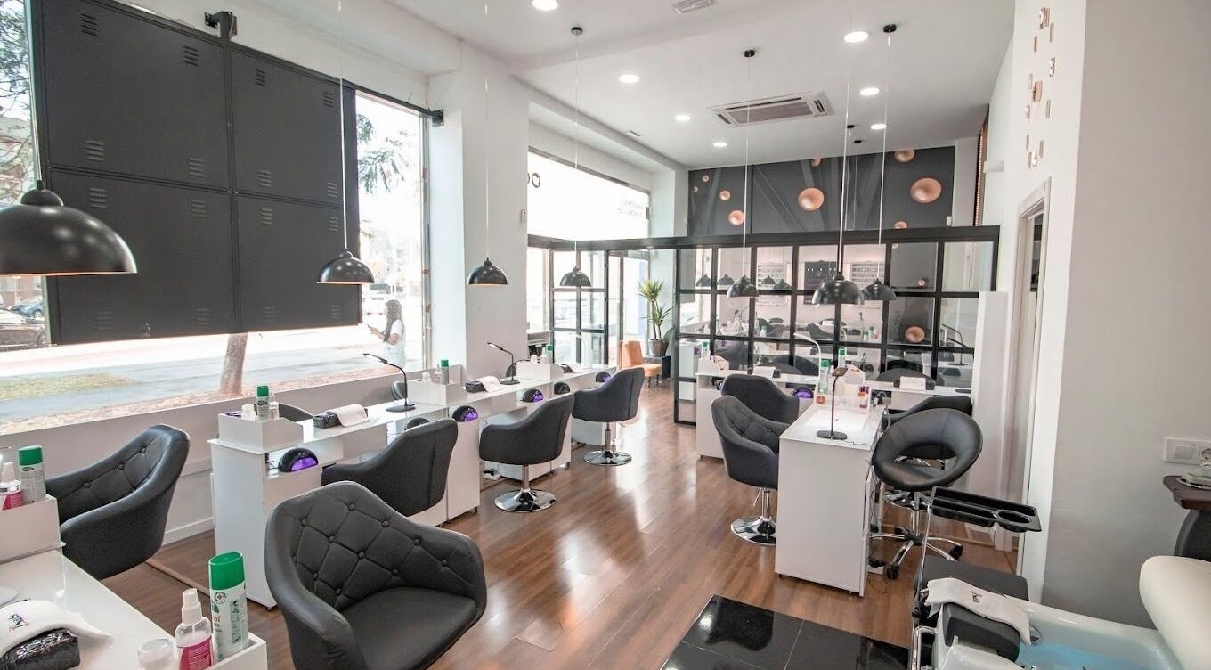 Interior moderno de ZNails en Jerez De La Frontera, Andalucía. Decoración elegante con asientos confortables.