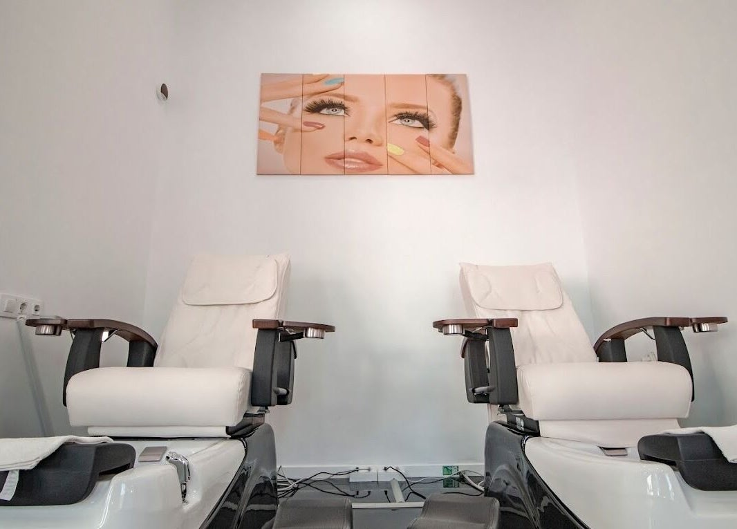 Zona de spa en ZNails, Jerez De La Frontera, Andalucía, ES con elegantes sillones de pedicura blancos.