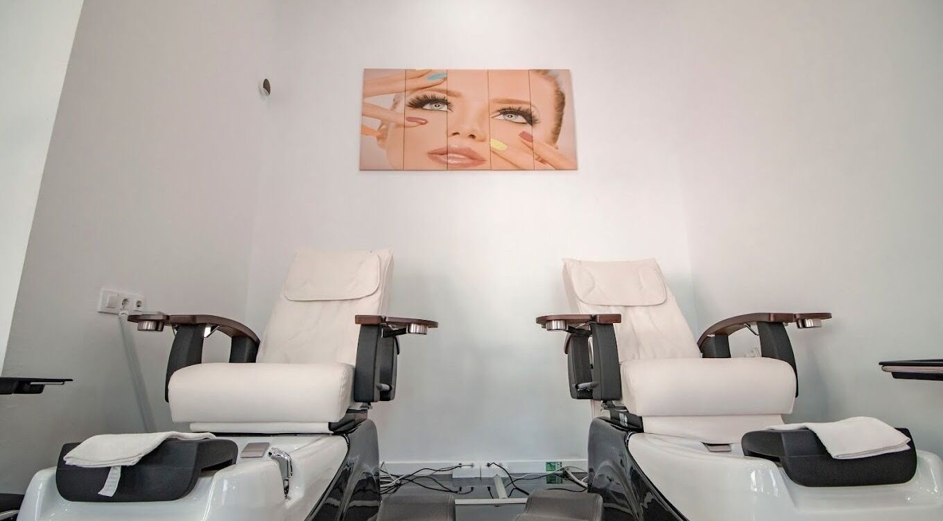 Zona de spa en ZNails, Jerez De La Frontera, Andalucía, ES con elegantes sillones de pedicura blancos.