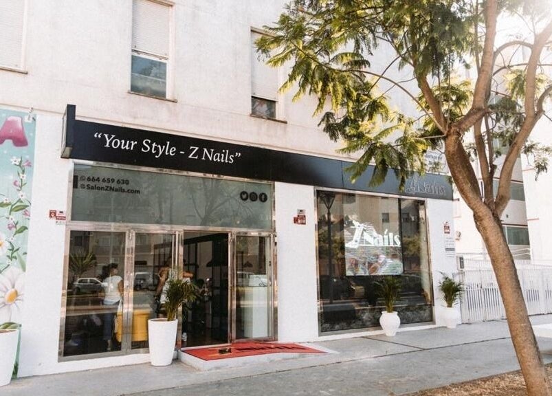 Entrada de ZNails en Jerez De La Frontera, Andalucía, ES, mostrando diseño acogedor exterior.