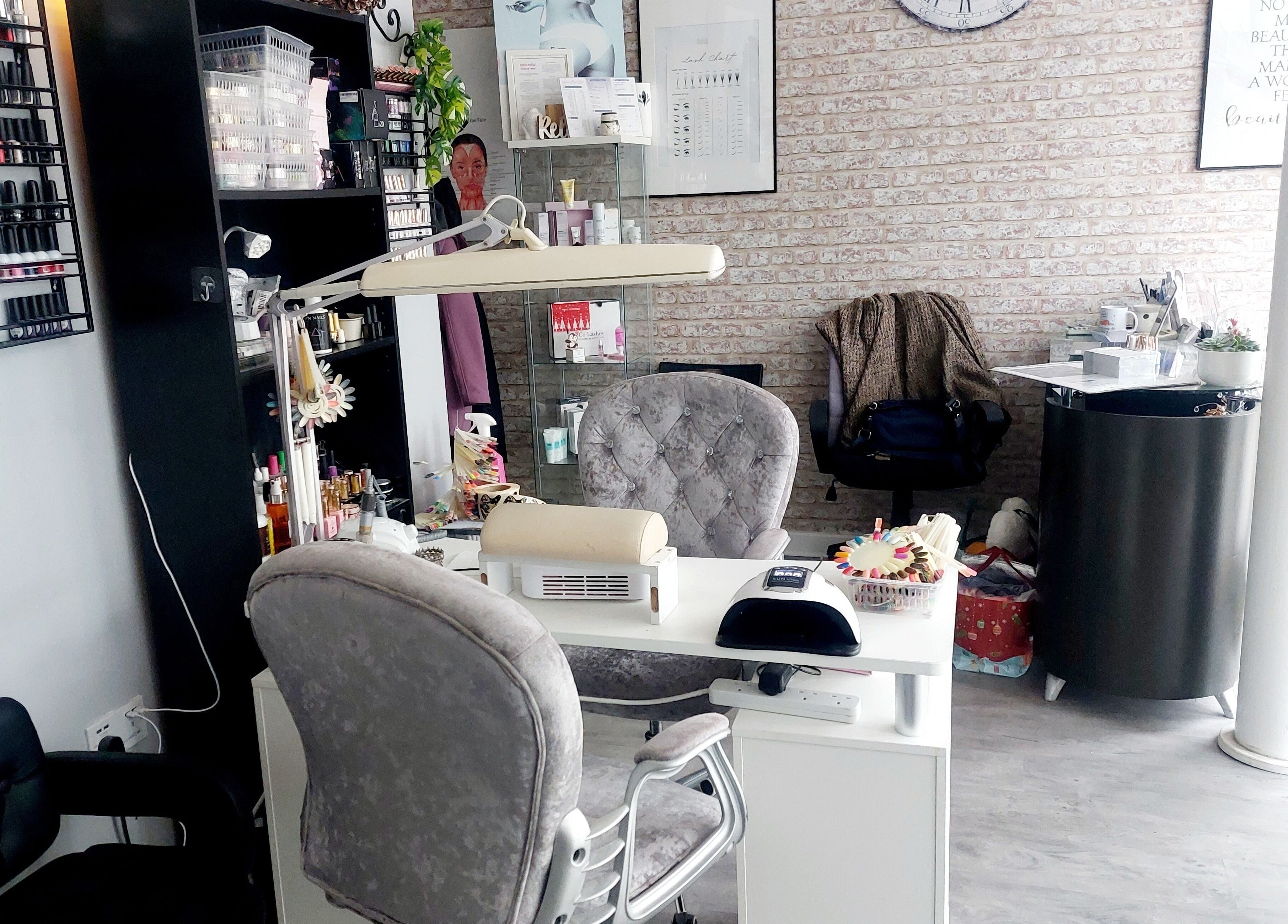 Palmarys nail salon in Southampton, England, GB. Modern decor with manicure station and beauty products.