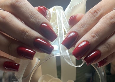 Unghie rosse eleganti curate presso Luxury Nail Concept, Lazio, Lazio, IT, evidenziate da dettagli raffinati.
