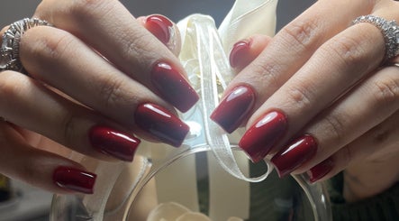 Unghie rosse eleganti curate presso Luxury Nail Concept, Lazio, Lazio, IT, evidenziate da dettagli raffinati.