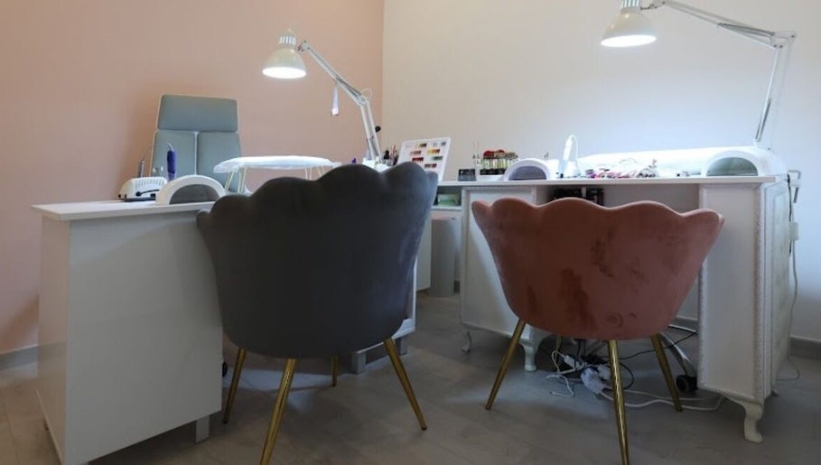 Interno raffinato di Luxury Nail Concept a Lazio, Lazio, IT, con sedie eleganti e postazioni curate.